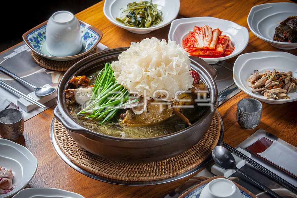 Gospel of Words,Boiled deer antler chicken,Boiled Chicken,Natural wood ear mushrooms,Oriental medicine deer antler stew,mushroom dish,double gospel meal,Chinese medicine,healthy food,nutritious food,rejuvenation,jujube,mushroom,Oriental medicine deer antl