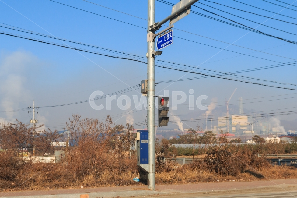 대기오염,미세먼지,환경오염,산업단지,공장,굴뚝,매연,산업,산업화,대기,오염,환경,화석연료,포천,스모그,먼지층,심각한,공해,배출,신호등,시골,마을,풍경,landscape,country,rural,town,산업,industry,industrial,제조업,manufacturing business,manufacturing industry