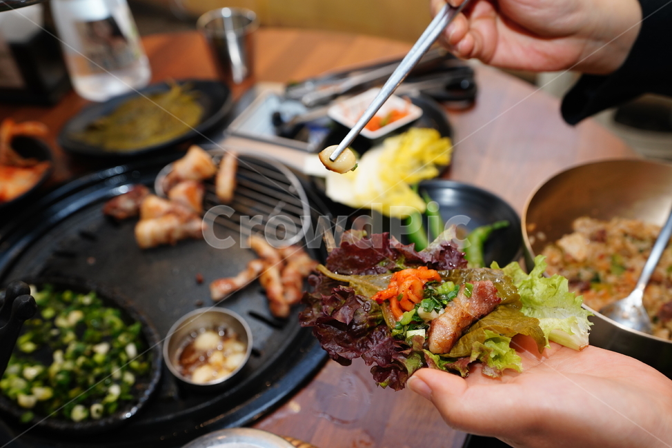 고기,육식,육류,삼겹살,쌈,야채,음식,안주,돼지고기,먹거리,식사,한식,food,먹방,사람,인물,인간,human,person,신체일부,몸,body,음식,식재료,요리,food,cook,meal,dishes,food reserves,육류,고기,meat