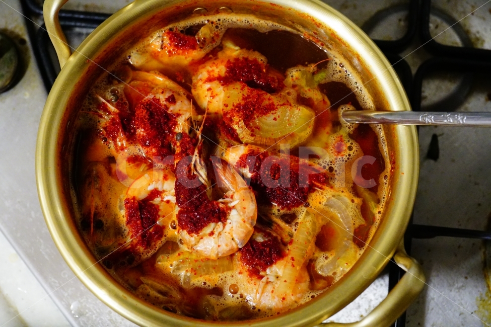 새우,shrimp,사물,오브젝트,object,food,seafood,과실,meal,dish,dishes,요리,레시피,쿡,cook,식사,dinner,디저트,dessert,싱싱,신선,맛,맛있다,맛집,요리사,주방,부엌,해물,수산물,물고기,건강,주방용품,부엌용품,반찬,음식,안주,술안주,식품,연출,연출사진,맛있는,진수성찬,산해진미,싱싱하다,신선하다,보글보글,부글부글,끓다,끓이다,익히다,삶다,조리,조리하다,냄비,얼큰한,얼큰하다,매운,매운맛,고추,고춧가루,양념,새우탕,찌개,국물,recipe,음식,식재료,요리,food,cook,meal,dishes,food reserves,수산물,해산물,fishery products,seafood,연출,컨셉,콘셉,direction,concept