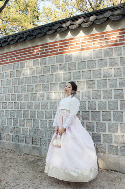 경복궁,여자,한복,여유,기품있는,전통,여자사람,돌담,한옥,한국전통,한국문화,korean traditional,korean culture,한복,한국전통의상,hanbok,korean traditional clothes,사람,인물,인간,human,person,여성,여자,woman,female,lady