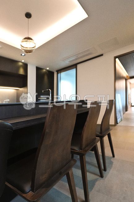 flooring,restaurant,inside,diningtable,building,room,diningroom,interior design,furniture,indoors,interiordesign,floor,table,architecture
