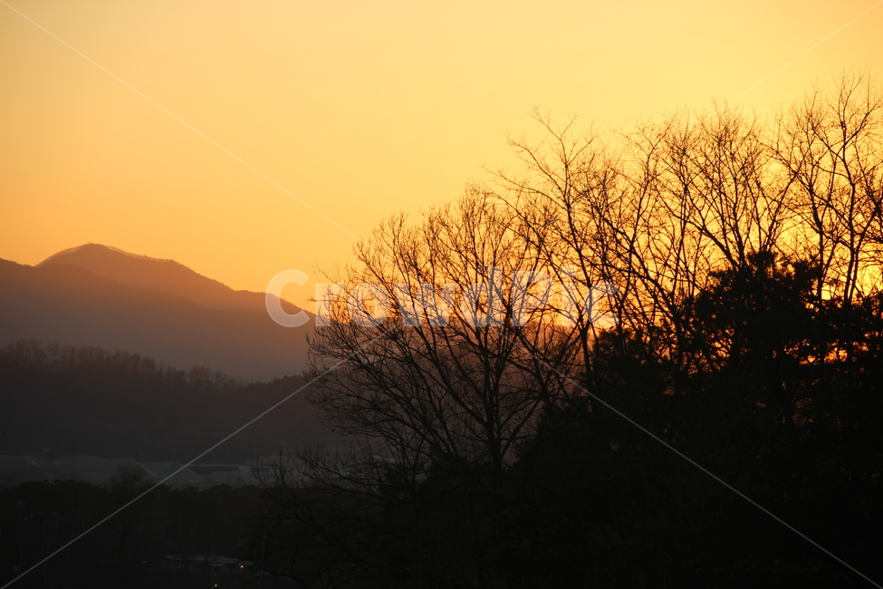 오렌지빛,창밖노을,저녁무렵,따뜻한배경,산,자연,풍경,nature,landscape,outdoors,옥외,dawn,새벽,red sky,붉은 하늘,sunset,일몰,sky,하늘,dusk,황혼