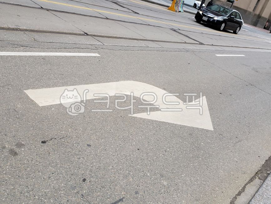 road floor,symbol,right turn arrow,arrow,city,sign,city landscape,scenery,vehicle,automobile,right turn,road,car,street,rightturn,traffic,white arrow,asphalt,right,transportation,road information,trafficsign,information,right turn information,street infor