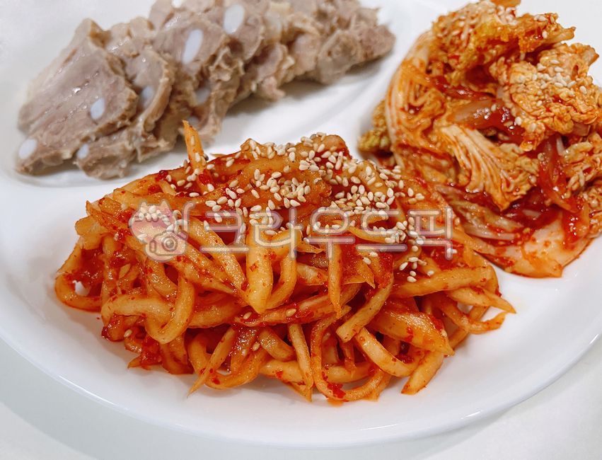 생채김치,무생채김치,무김치,채장아치,채장아찌,참깨,깨,음식,식사,수육,보쌈,삶은고기,돼지고기,오돌뼈,돼지,고기,육류,배추김치,김치,겉절이,양념,food,meal,pork,meat,sesame