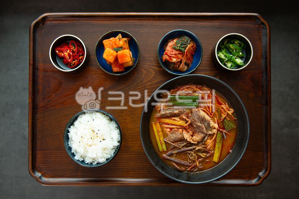 육계장,육개장,뚝배기,얼큰한,국물,요리,음식,식사,메뉴,소고기국밥,국밥,밀키트,간편식,배경,누끼,탑뷰,항공컷,밥,반찬,깍두기,고추,밥상