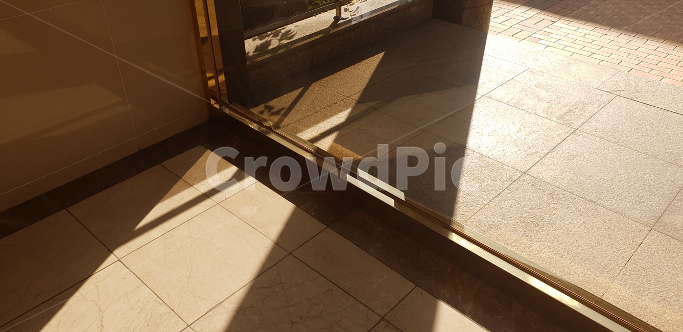 flooring,바닥,floor,handrail,banister,금색,goldcolor,햇빛