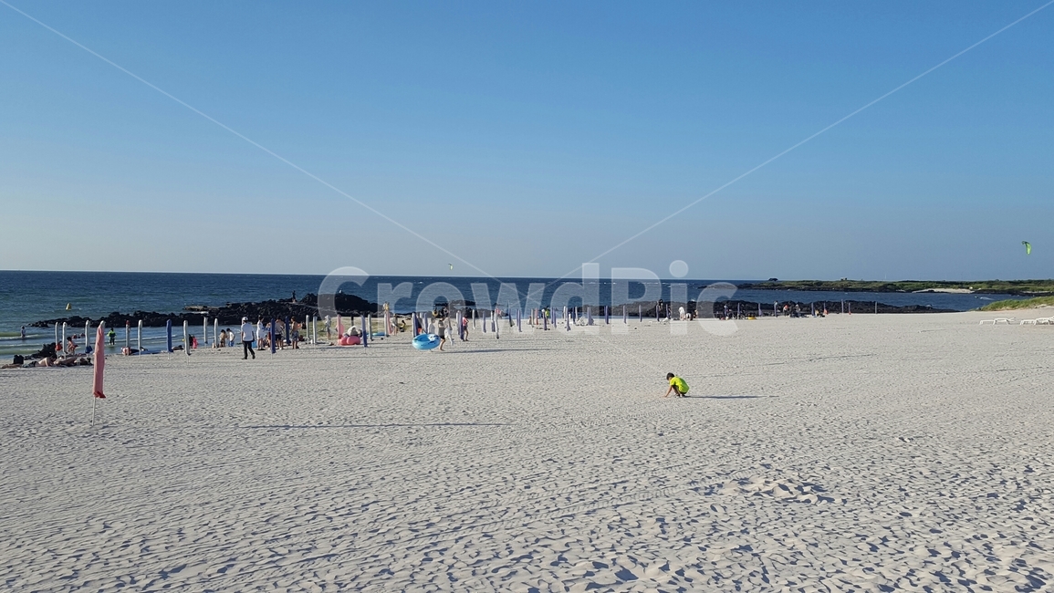 바다,돌,하늘,빛,햇빛,파도,beach,sky,lights,sunlight,wave,stone,blackstone,현무암,제주도,사람,해변가,ocean,sea,해변,바다,beach,sea