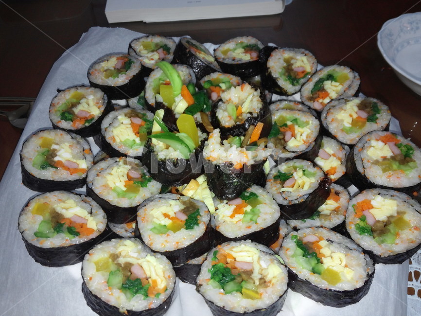 김밥,김,당근,오이,단무지,우엉,식사,소풍,시금치,음식,식재료,요리,food,cook,meal,dishes,food reserves