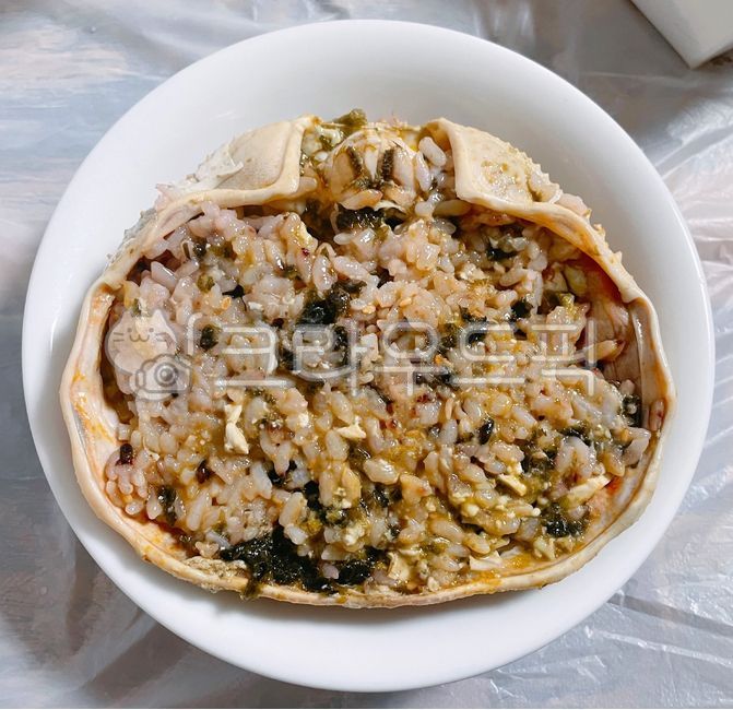 seasoning,bibimbap,crab internal organs bibimbap,seaweed powder,mixed grain rice,Crab crust fried rice,crab shell,crab internal organs fried rice,crab shell bibimbap,internal organs bibimbap,crab fried rice,seaweed,king crab fried rice,rice,food,internal 
