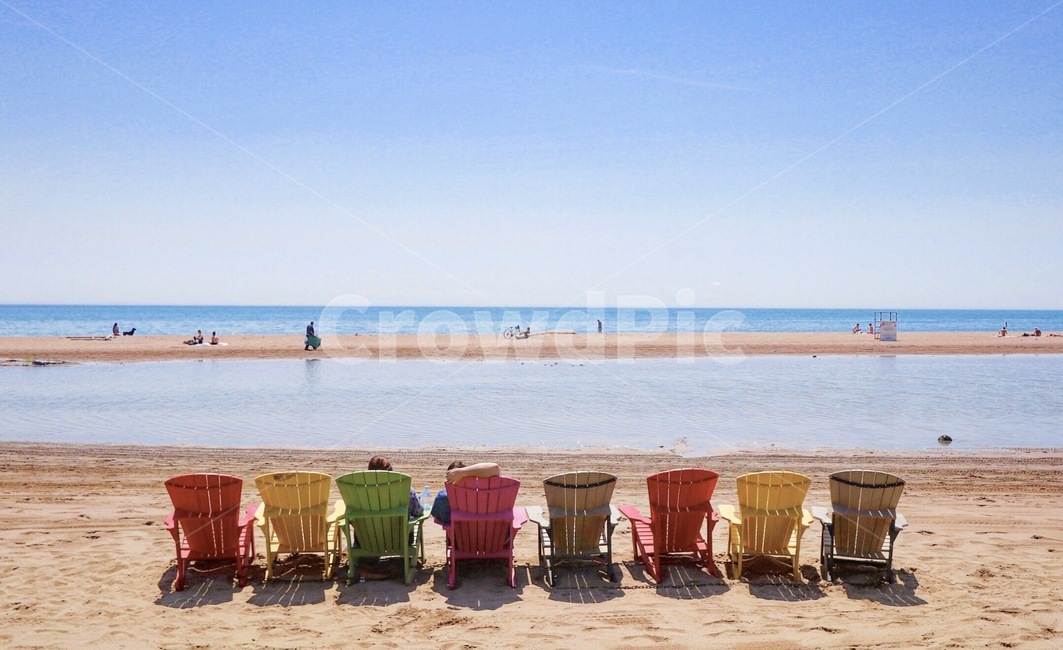 바다,호수,비치,의자,휴식,빨강,노랑,초록,해외,chair,lake,canada,toronto,woodbine,woodbinebeach,holiday,relaxation,beach,furniture,가구,해변,바다,beach,sea