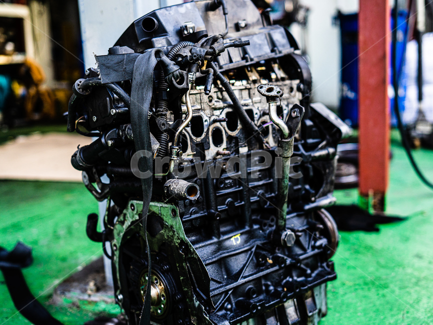 motorcycle,transportation,오토바이,교통,vehicle,차량,고장난엔진,수리중인엔진