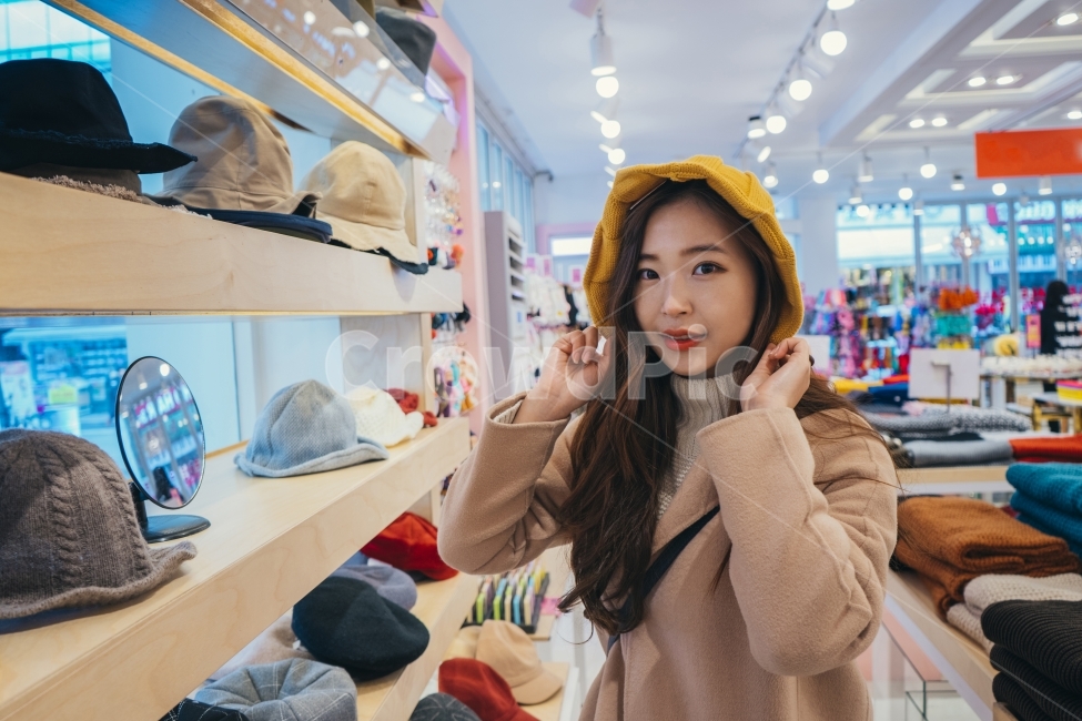 데이트,감성사진,모자,겨울,휴식,힐링,쇼핑,사람,인물,인간,human,person,얼굴표정,facial expression,face,여성,여자,woman,female,lady,패션스타일,의상,fashion,style,쇼핑,shopping