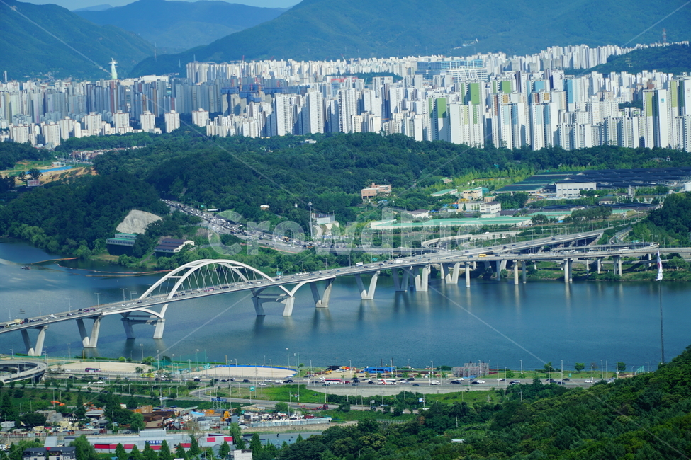 경기도,구리시,한강,암사대교,자연,도시,시티,건물,빌딩,한국,하늘,구름,산,산맥,산봉우리,정상,산꼭대기,전경,풍경,nature,landscape,river,scenery,scene,view,citi,building,bridge,tree,mountain,sky,blue,cloud,초여름,6월,june,동네,마을,korea,한국자연,아파트,고층아파트,고층건물,apartment,공동주택,다가구,주택,도시,풍경,city,landscape,한국도시풍경,한국도시경관,korea cityscape,경치,outdoors,옥외