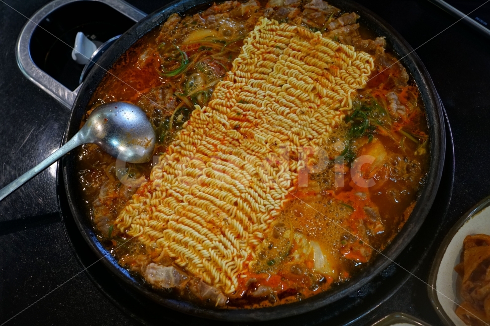부대찌개,요리,라면,면발,국물,국자,보글보글,레시피,한국요리,맛집,식당,음식,식사,가스,냄비,cook,야채,끓이기,끓음,뜨거운,뜨겁다,끓임,음식,식재료,요리,food,cook,meal,dishes,food reserves,면류,면요리,noodles,한식,한국음식,한국요리,korean food,korean dishes,korean meal,korean cook