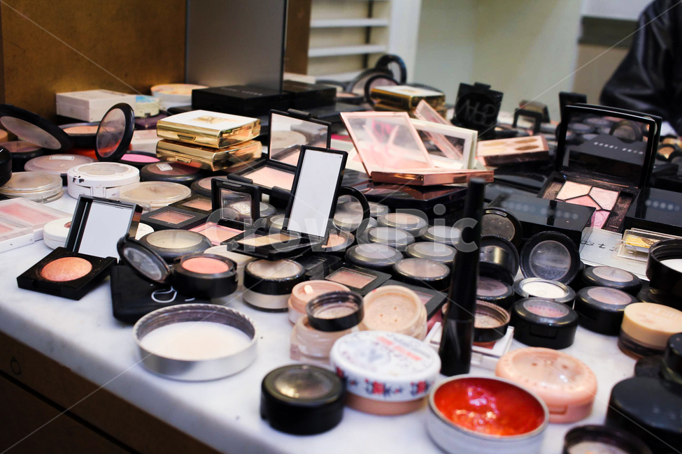 화장품,신부,대기실,메이크업,브러쉬,뷰티,아름다움,costume,bride,brush,brushes,beauty,room,뷰티,미용,beauty treatment,사물,물건,오브젝트,thing,object,matter