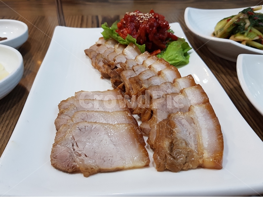 보쌈,수육,고기,돼지고기,막국수