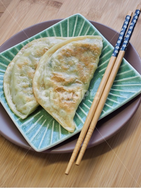 군만두,만두,납작만두,구운만두,딤섬,한국음식,식품,한식,한국문화,음식,한국,배경,음식문화,웰빙,문화,아시아,아시아음식,접시,전통,설날,추석,젓가락,중국음식,중식,중국식만두,교자,음식,식재료,요리,food,cook,meal,dishes,food reserves