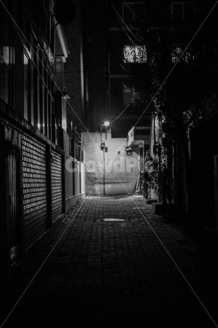 흑백,일상스냅,감성스냅,거리,길거리,밤거리,골목,밤골목,골목길,alley,흑백,모노톤,monochrome,black and white,path,통로,walkway,보도,building,건물,road,도로,city,시티,street,town,도시,urban,어반,sidewalk,pavement,포장