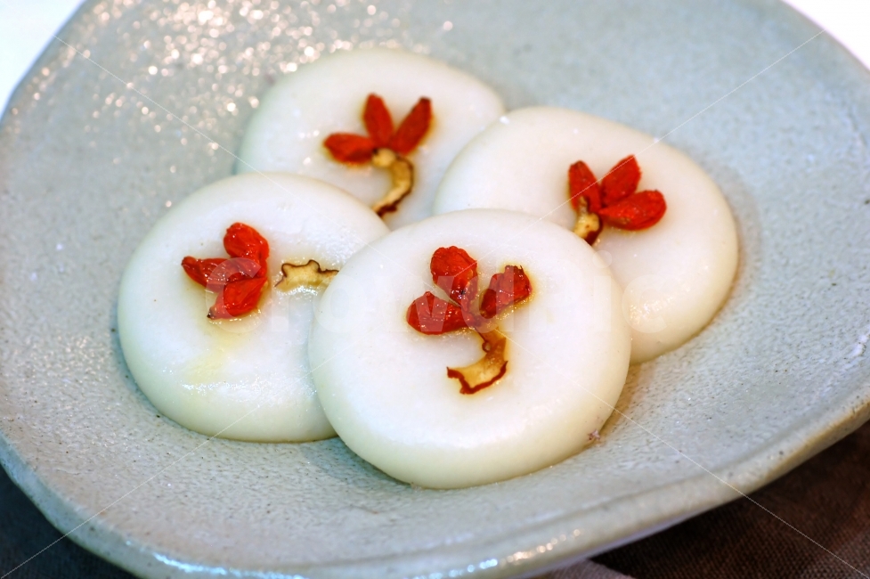떡,한식,한국,한국음식,음식,전통음식,쌀떡,잣,오브젝트,접시,한국전통,한국문화,korean traditional,korean culture,음식,식재료,요리,food,cook,meal,dishes,food reserves,한식,한국음식,한국요리,korean food,korean dishes,korean meal,korean cook,디저트,간식,후식,dessert,snack