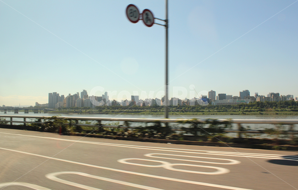 하늘,낮,파랑,블루,파란색,난간,도로,모션,블러,길,아스팔트,건물,한강,강,강변,빌딩,도시,도심,강가,강변도로,표지판,기둥,교통,교통수단,traffic,transportation