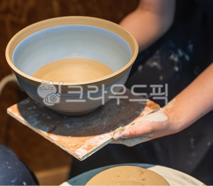 도자기,도자기제작,도자기만들기,도자기작업,도자기빚기,도자기제품,도자기공장,도자기공방,도자기공예,작업손,수작업,손작업,손일,손,도자,도기,자기,사기,사기그릇,도자기그릇,그릇,질그릇,토기,물레,돌림판,물레작업,작업실,작업대,도예공방,도예방,도자기작업실,작업공정,도예작업,도예,도예촌,공방,공예,공예품,수공예품,수공예,점토공예,흙공예,점토,진흙,흙,이천시,사기막골,도자문화,전통공예,전통도자기,한국,bowl,사발