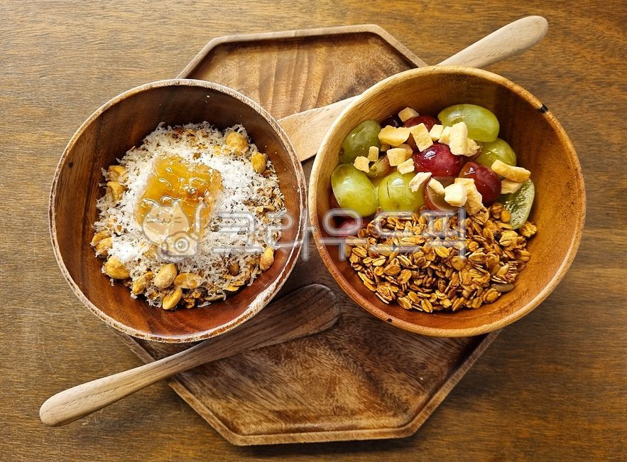 음식,food,요거트,그릭요거트,청포도,꿀,그래놀라,식재료,다이어트식단,yogurt,나무식기,나무그릇,나무숟가락,음식플레이팅