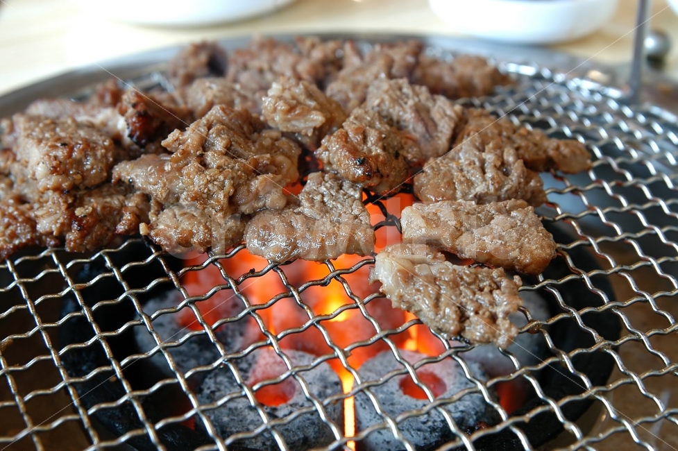 돼지갈비,돼지고기,고기,육류,숯불,숯불구이,불판,철판,음식,요리,구이,갈비,한식,음식,식재료,요리,food,cook,meal,dishes,food reserves,육류,고기,meat,한식,한국음식,한국요리,korean food,korean dishes,korean meal,korean cook