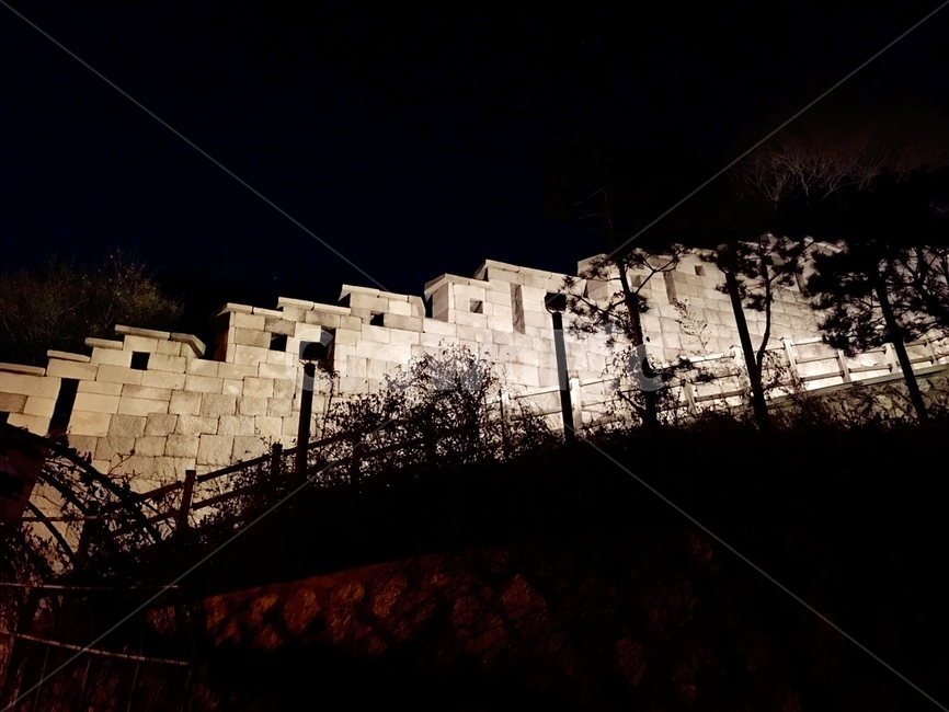 밤,성곽,조명,야경,길,나무,어둠,빛,야경,밤,풍경,nightscape,night,landscape,한국전통,한국문화,korean traditional,korean culture,건축물,건물외관,exterior,building,structure,architecture,construction