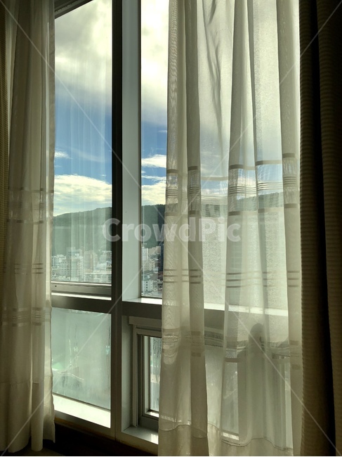 homedecor,가정장식,커튼,창문,구름,하늘,호캉스,맑음,호텔,curtain,sky,hotel,cloud,comfort,rest,brown,호텔창문