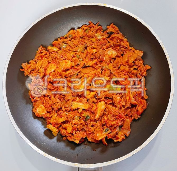 seasoning,Stirfried pork,cook,pork,cochlear bone,food,pig,meal,Stirfried Odolbone,dish,meat,cooking,frying pan