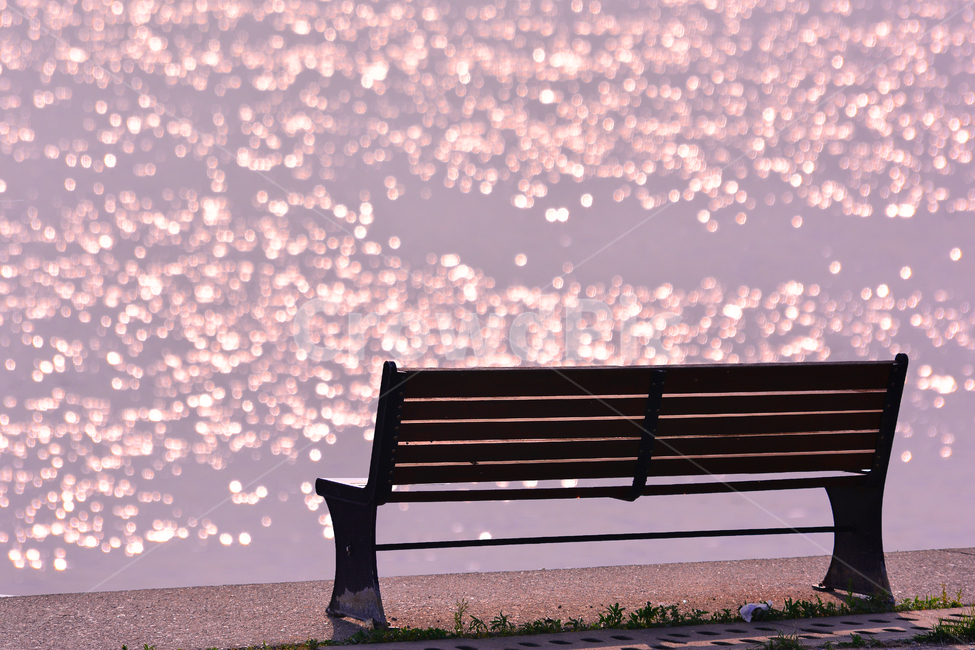 보케,감성,노을,힐링,석양,분위기,느낌,feeling,sunset,emotion,sensible,color,잔잔한,평화로운,healing,쉼터,낭만,휴식,벤치,나무의자,야외,아름다운,강변,산책로,강물,웨이브,wave,저녁무렵,일몰,해질무렵,땅거미,명상,배경,풍경,landscape,한강,빈의자,보라색,퍼플,purple,물결,감성,sensible,feeling,휴식,힐링,rest,relaxation,healing