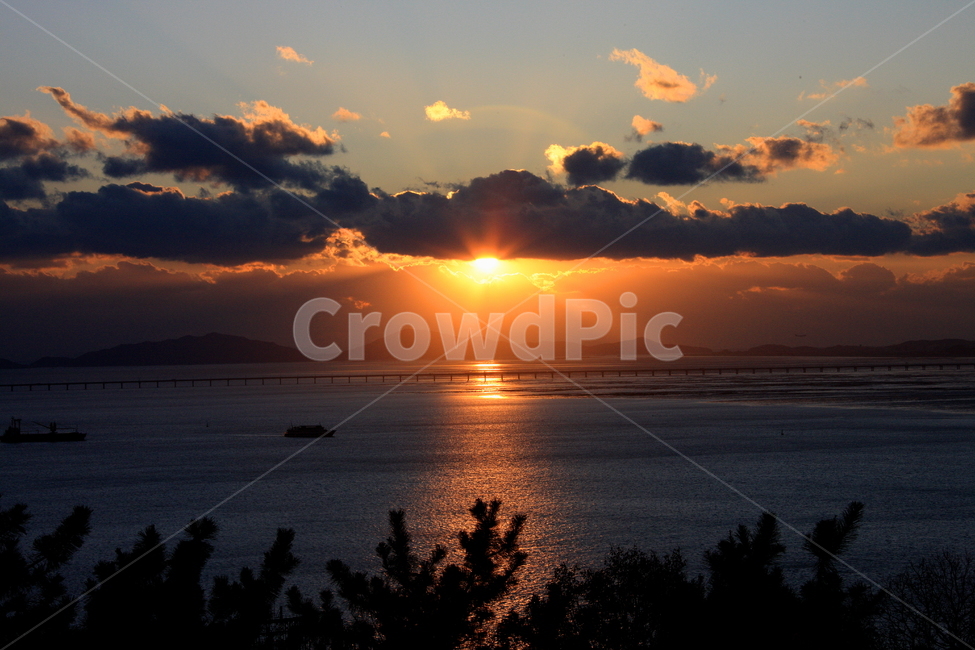 노을,석양,바다,구름,하늘,자연,풍경,nature,landscape,sunlight,햇빛,flare,플레어,light,빛,outdoors,옥외,dawn,새벽,sunset,일몰,red sky,붉은 하늘,sky,dusk,황혼