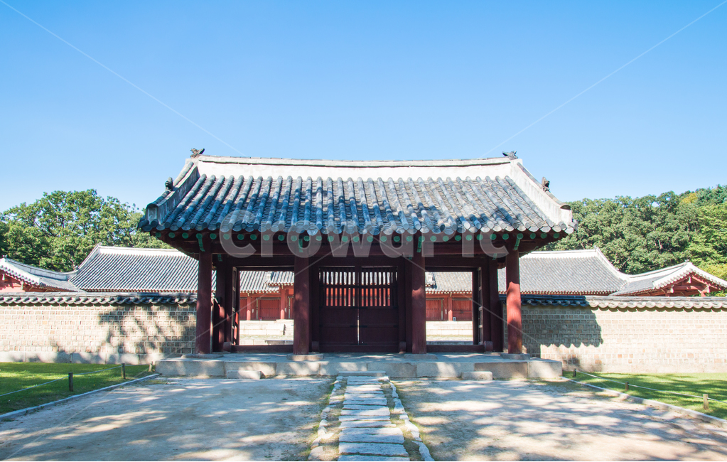 종묘,고궁,유네스코,세계문화유산,문화,문화재,기와,기와지붕,전통,유적,신전,UNESCO,전통건축,건축,여행,여행지,사적,관광,명소,관광명소,파란,하늘,청명한,넓은,마당,광장,신로,바닥,신도,사당,종로,서울,유교,역사,한국전통,한국문화,korean traditional,korean culture,랜드마크,landmark,tourist attraction,한국랜드마크,한국관광지,한국명소,korea landmark,korea tourist attraction