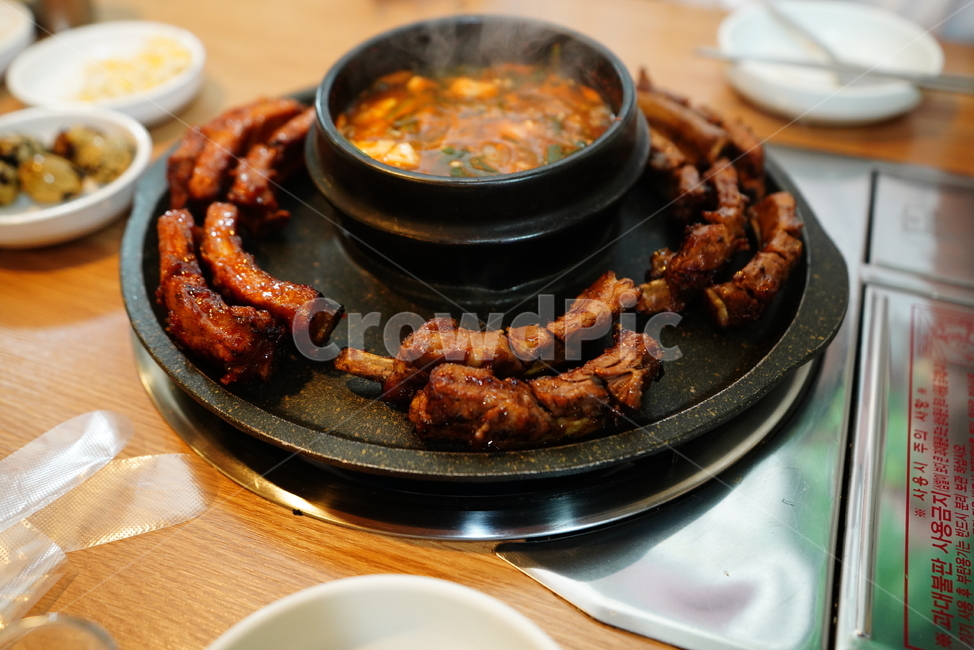 등갈비,육식,육류,안주,먹거리,푸드,식사,찌개,사발,bowl,food,음식,dish,meal,음식,식재료,요리,food,cook,meal,dishes,food reserves,육류,고기,meat