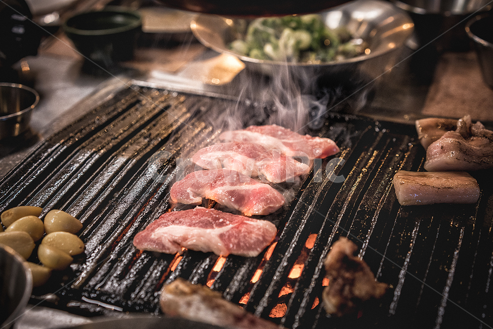 돼지고기,구이,바베큐,pork,food,등목살,가브리살,사람,인물,인간,human,person,신체일부,몸,body,음식,식재료,요리,food,cook,meal,dishes,food reserves,육류,고기,meat