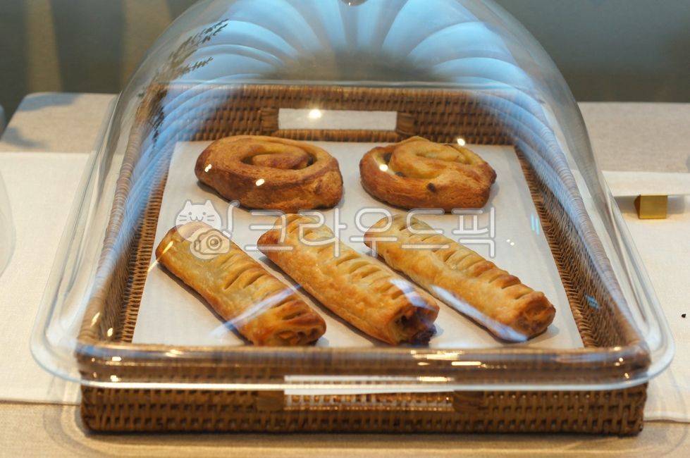 plating,cinnamon roll,Pain au chocolat,food,cinnamonroll,cafe,dessert,Cafe Menu,Chocolate Pie,Plating,painauchocolatchocolatecroissants,chocolatebread,cooking,cinnamonpie,foodpresentation,cafemenu,Cinnamon Pie