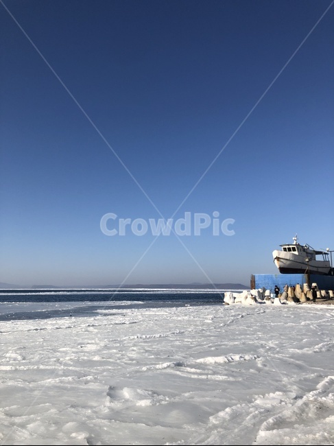 겨울,바다,얼음,러시아,하늘,파란색,블라디보스톡,눈,수평선,겨울,계절,winter,season,자연,풍경,nature,landscape,vehicle,차량,transportation,교통,watercraft,선박