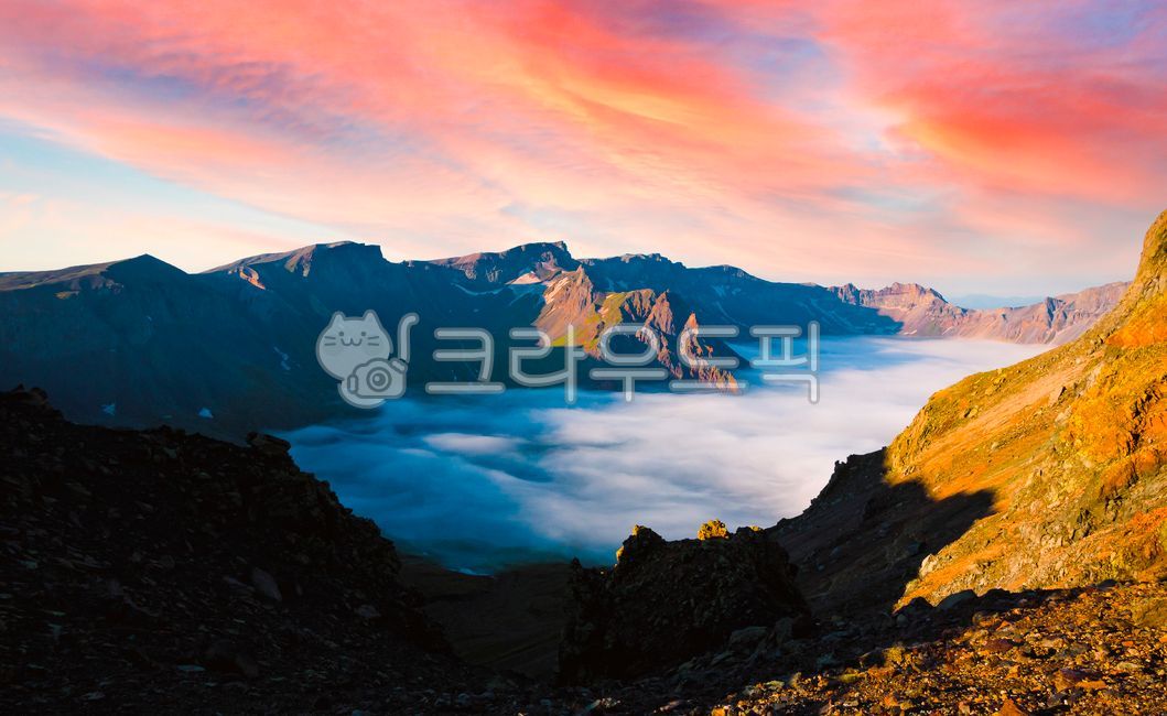 백두산,장백산,무지개,칼데라,칼데라호,칼데라호수,이도백하,명산,관광명소,잔설,분화구,장엄한,웅장한,대자연,힐링,여행지,중국,천지,천지연,호수,화산,활화산,휴화산,자연,풍경,산,북한,국경,물,아시아,온천수,석회수,화산암,하늘,절경,비경,신비한,신비로운,산맥,백두산천지,흐림,구름,북파,정상,붉은하늘