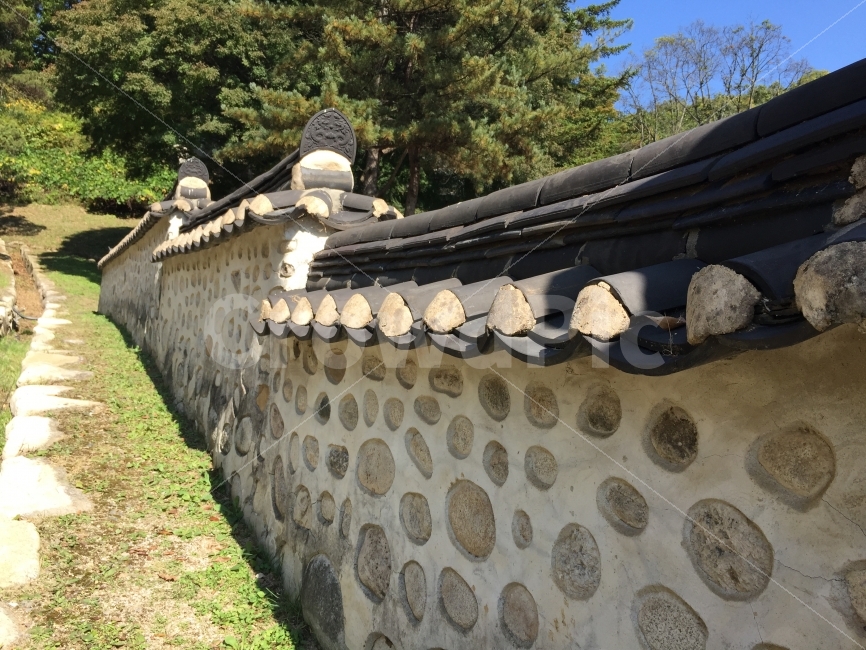한국적,한국전통,전통적인,정원,한국정원,소풍,야외,수학여행,여행,한국기와,전통가옥,한국양식,기와집,유적지,돌담,외길,한국전통,한국문화,korean traditional,korean culture,건축물,건물외관,exterior,building,structure,architecture,construction