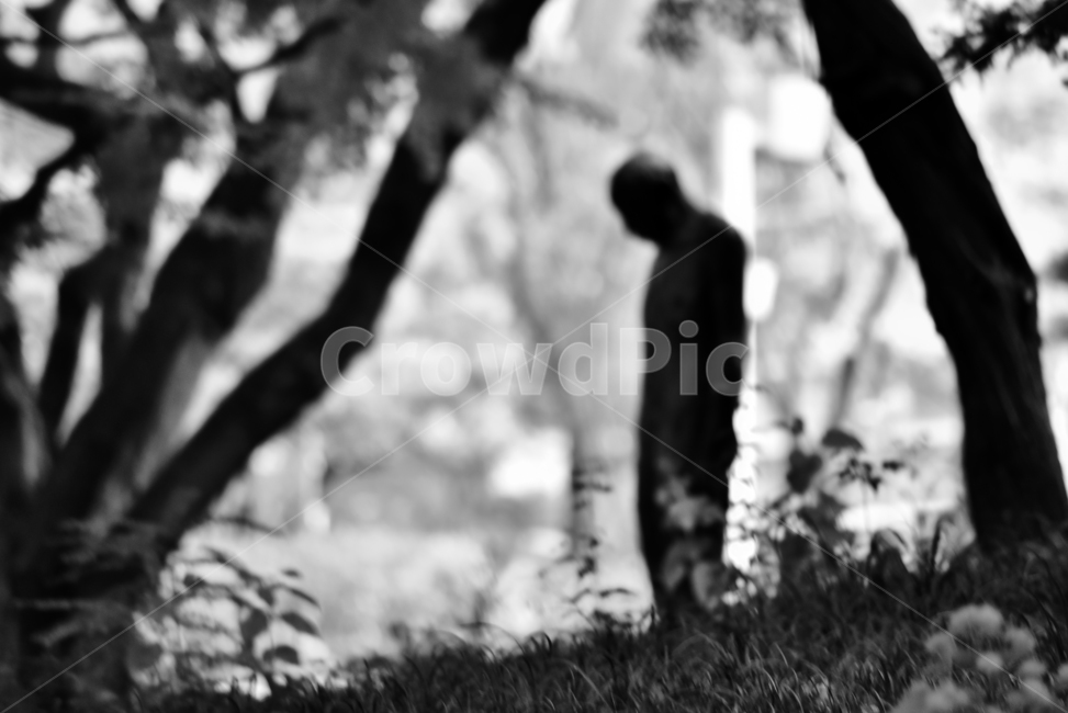 조각상,조형물,청동,형상,사람,실루엣,남자,생각,고독,쓸쓸함,외로움,loneliness,solitude,lonely,solitary,lonesome,홀로,하나,나무숲,공원,park,tree,나무,plant,식물,우두커니,소외,흑백,모노톤,monochrome,black and white