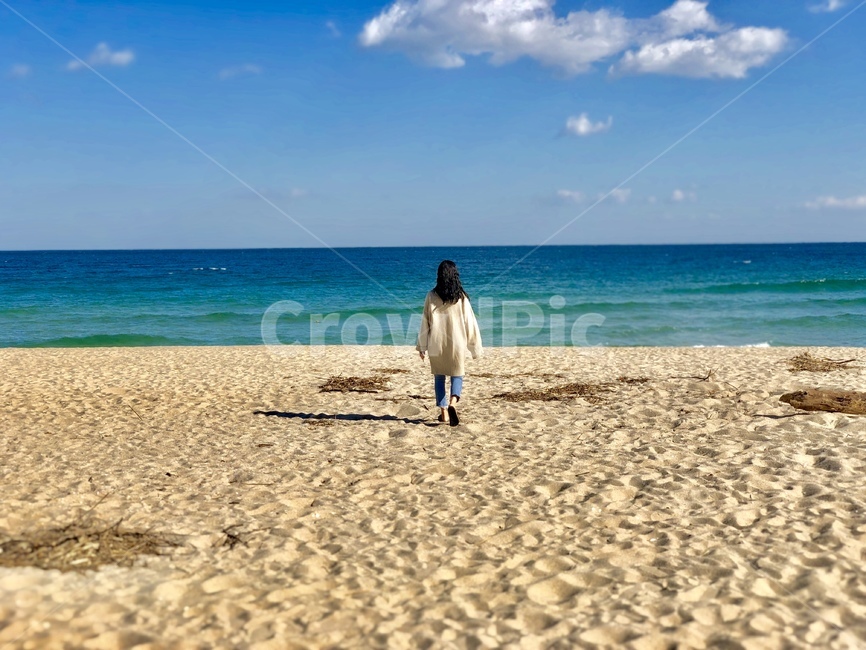 경포대,인물,뒷모습,뒷태,바다,자연,모래,해변,바다,beach,sea,사람,인물,인간,human,person,여성,여자,woman,female,lady