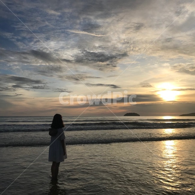 노을,구름,사람,바다,우두커니,태양,저녁,자연,풍경,nature,landscape,해변,바다,beach,sea,인물실루엣,사람실루엣,character silhouette,human silhouette,outdoors,옥외,sky,하늘,person,human,인간