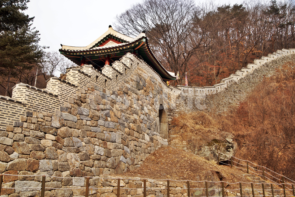 남한산성,동문,성곽,전각,성벽,유적,방어시설,조선시대,한국전통,한국문화,korean traditional,korean culture,랜드마크,landmark,tourist attraction,한국랜드마크,한국관광지,한국명소,korea landmark,korea tourist attraction,건축물,건물외관,exterior,building,structure,architecture,construction