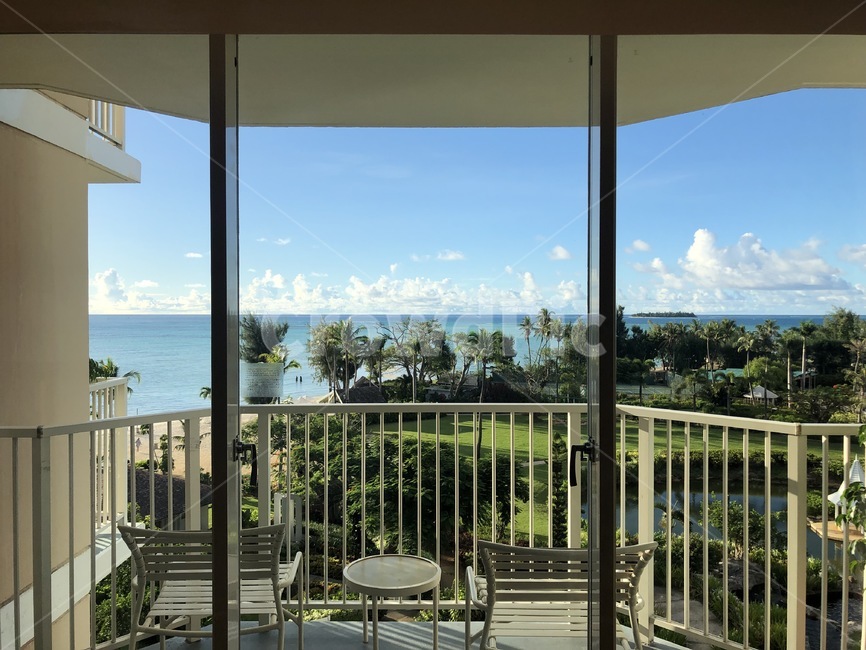 해변,바다,오션뷰,가든뷰,가든,비치,발코니,balcony,구름,파란,푸르른,railing,난간,창,창문