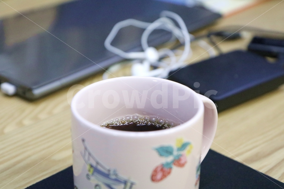 책상위,커피,한잔,아메리카노,컵,마시다,책상,머그,머그컵,커피,카페,coffee,cafe