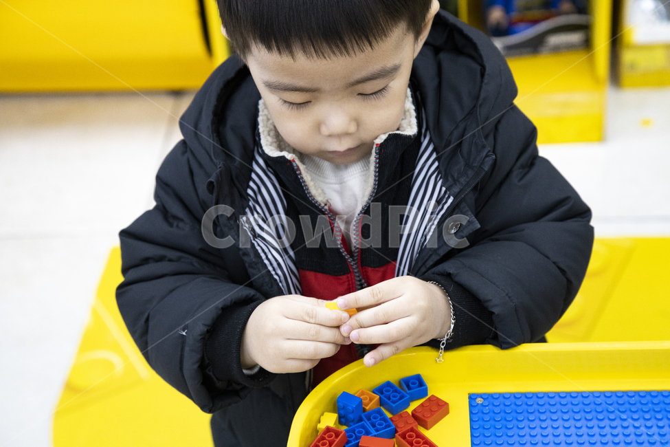 어린이,아이,손,레고,블럭,쌓기,장난감,조립,유아,어린아이,잡다,집다,끼우다,청색,빨간색,노란색,칼라,컬러,판,생활,표정,집중,사람,인물,인간,human,person,어린이,어린아이,child,children,kid