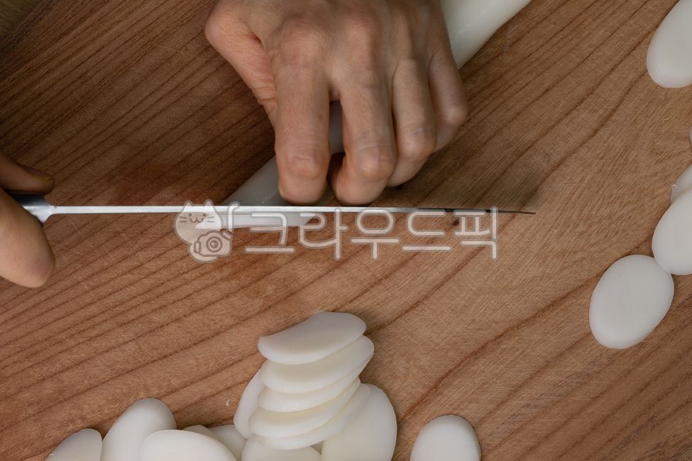Slicing rice cake soup,knife,Tteokguk rice cake,Rice cake,ingredients,cutting board,food,Material handling,hand