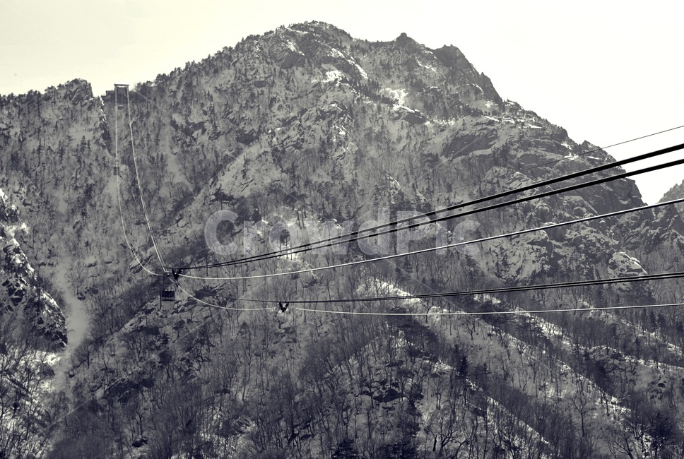 설악산,케이블카,설산,겨울,높음,seoraksan,cablecar,snowmountain,winter,high,겨울,계절,winter,season,자연,풍경,nature,landscape,흑백,모노톤,monochrome,black and white