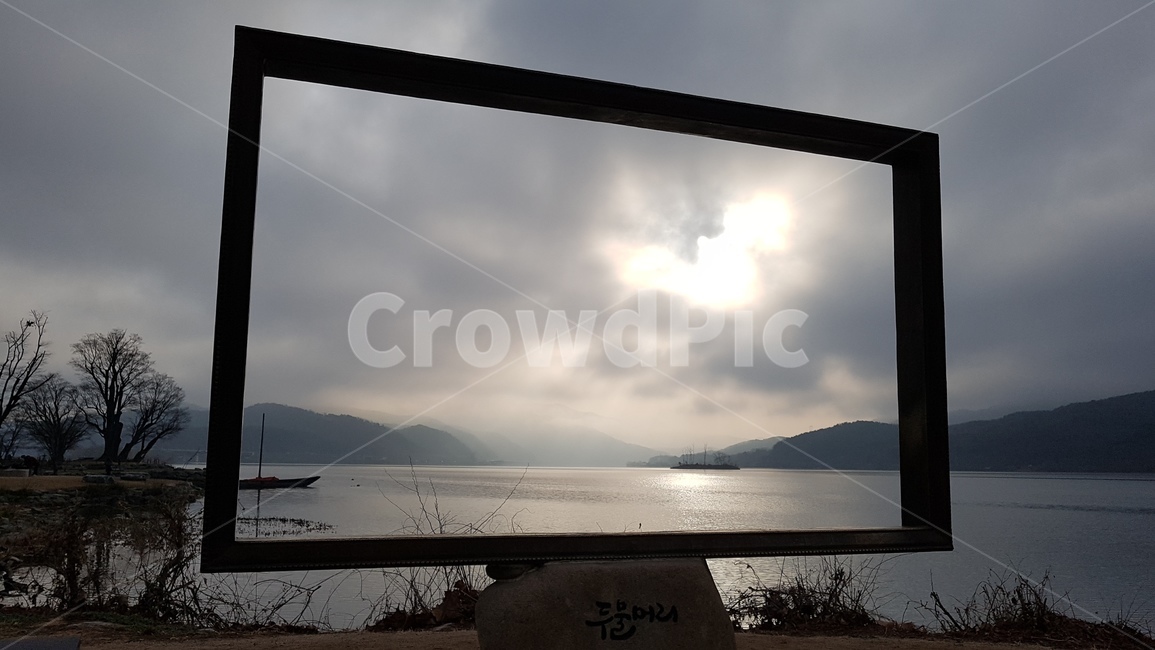 액자,고요,쓸쓸,궁금,외로움